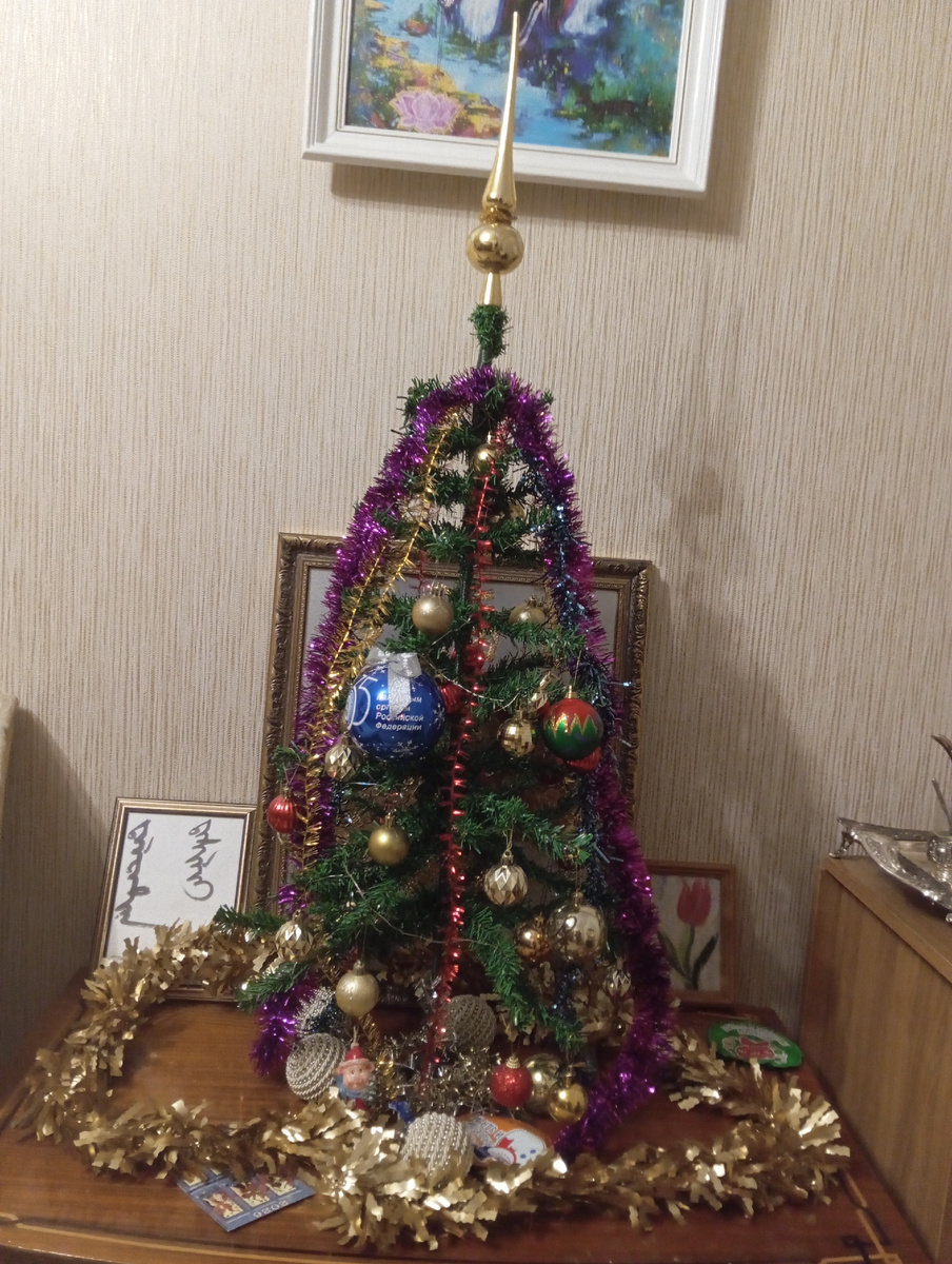 Елка немного окривела.