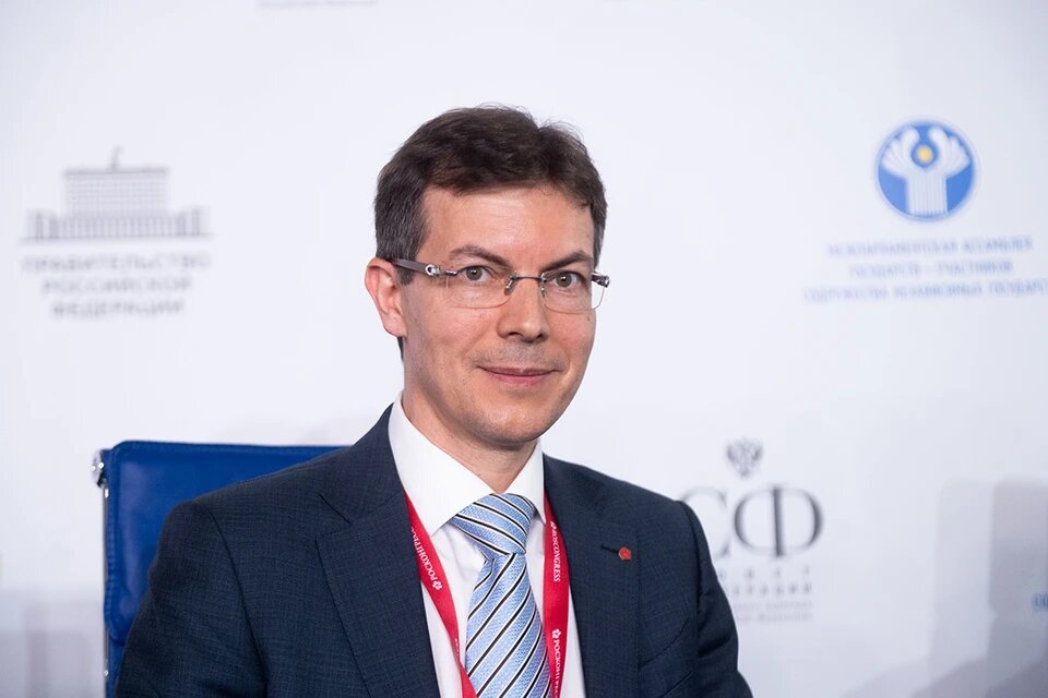 Максим Александрович Протасов — российский предприниматель и государственный деятель. С 2015 года — руководитель автономной некоммерческой организации «Российская система качества» (Роскачество).Источник: https://www.kp.ru/daily/27508.5/4769412/