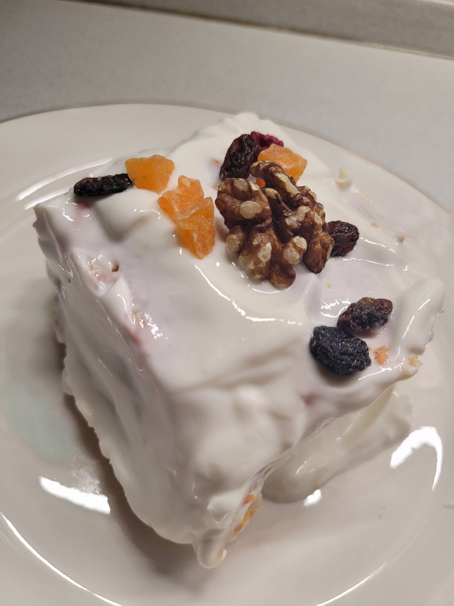 Рецепт: морковь натираем. Добавляем яйцо, муку рисовую, орехи, сахар. Перемешиваем. Выпекаем в микроволновке 3 минуты. Смазываем греческим йогуртом. Вауля и готово 