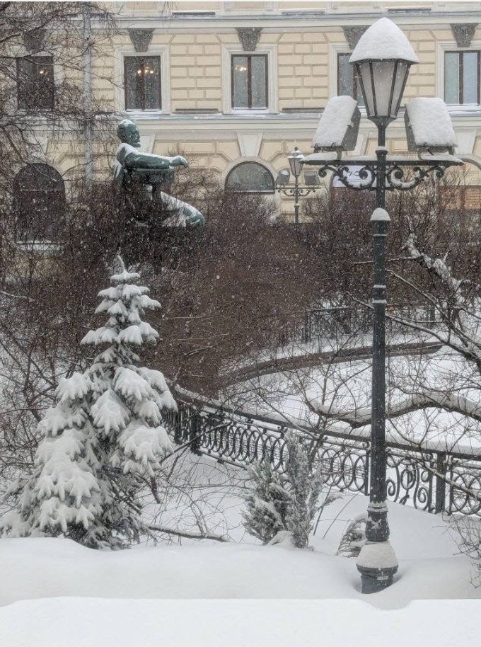 Вид из окна консерватории на сквер у памятника Чайковскому. Заметны крупные хлопья снега. Фото мое, днем 19 февраля. 