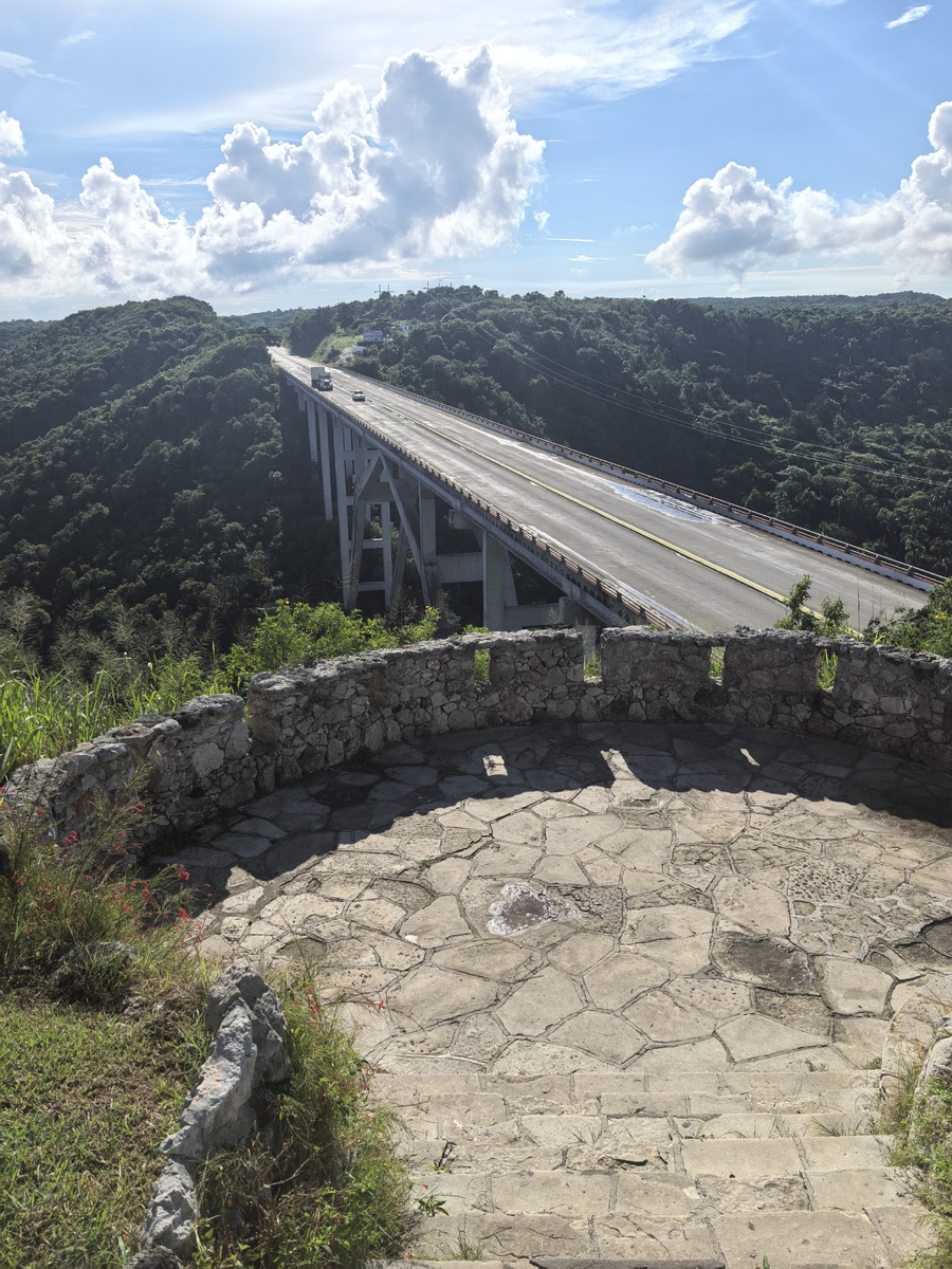 Мост Бакунайога - панорамный вид на высокий мост над зеленой долиной