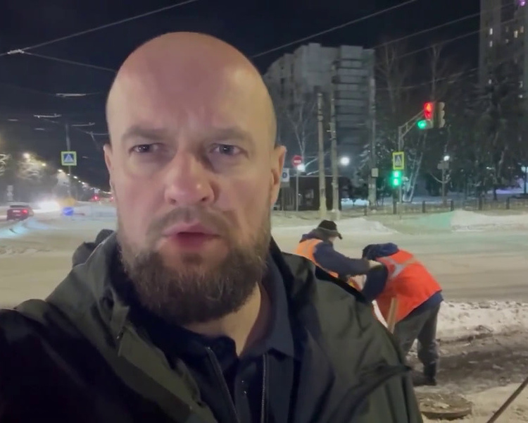     В Курске на улице Сумской устраняют засор в канализации