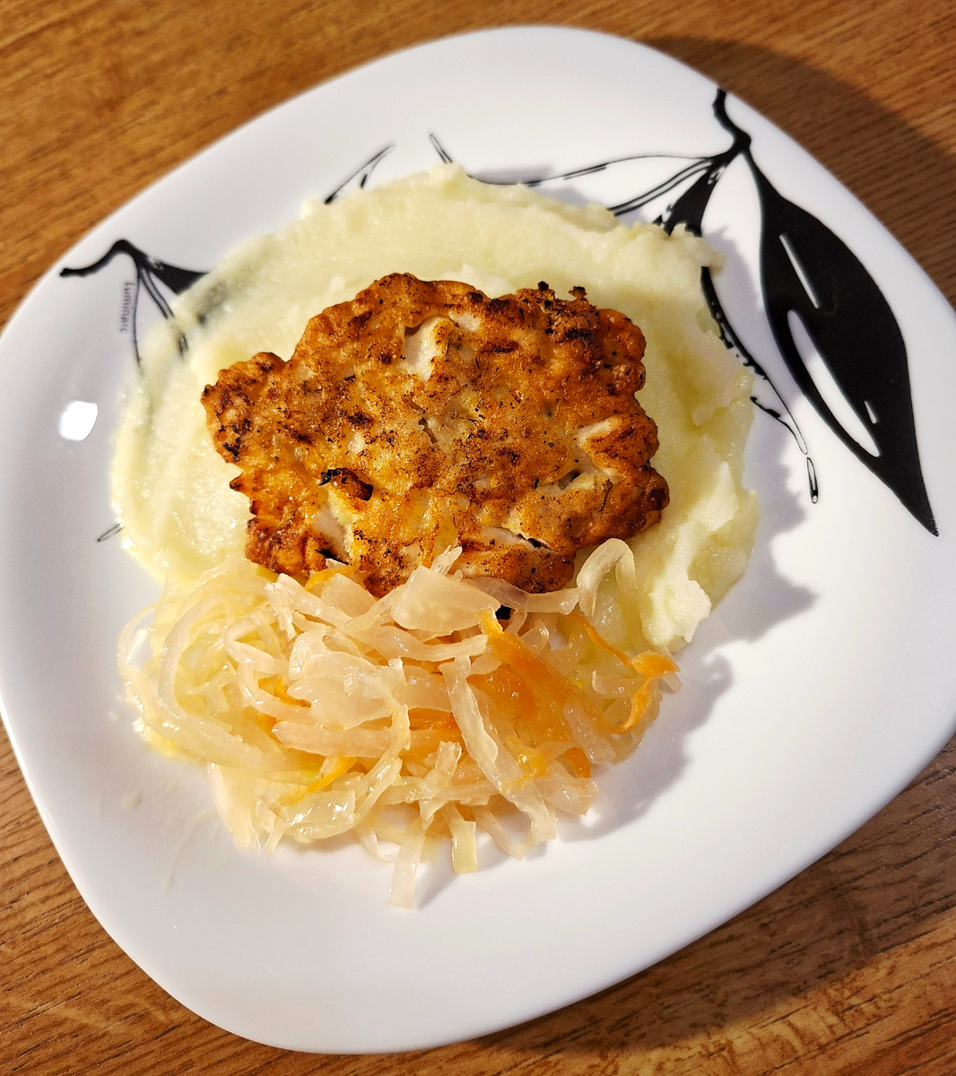 Делала котлетки "Куриные растрёпки". Я их так называю. Мой ужин. Капустка квашеная своя) Сыну тоже отвезла.