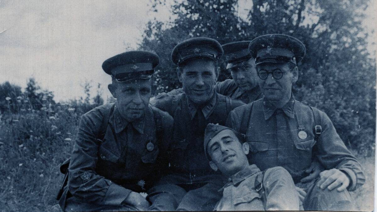    Западный фронт. Инструктор редакции дивизионнной газеты «За Родину» Александр Шинберг, ответственный секретарь дивизионной партийной комиссии комбат Константин Белкин, ответственный редактор газеты Александр Фонштейн, литературный сотрудник Павел Левин, секретарь редакции Павел Бычков / Фото: Государственный центральный музей современной истории России