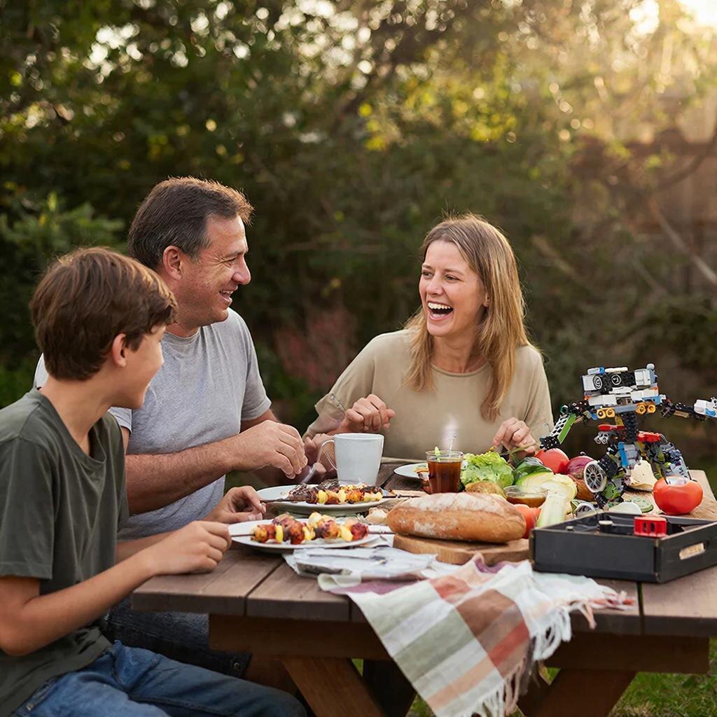 Октябрь лил на город холодные дожди. 