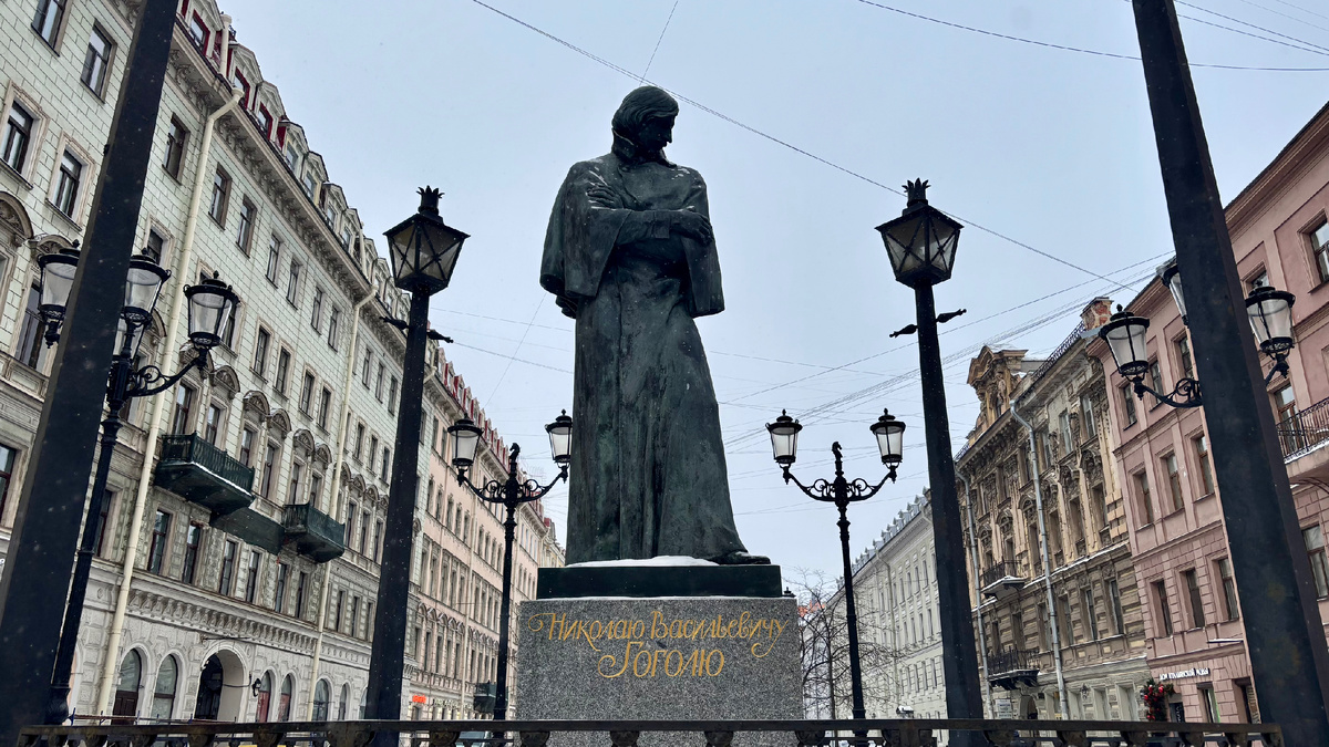 Памятник Гоголю на Малой Конюшенной