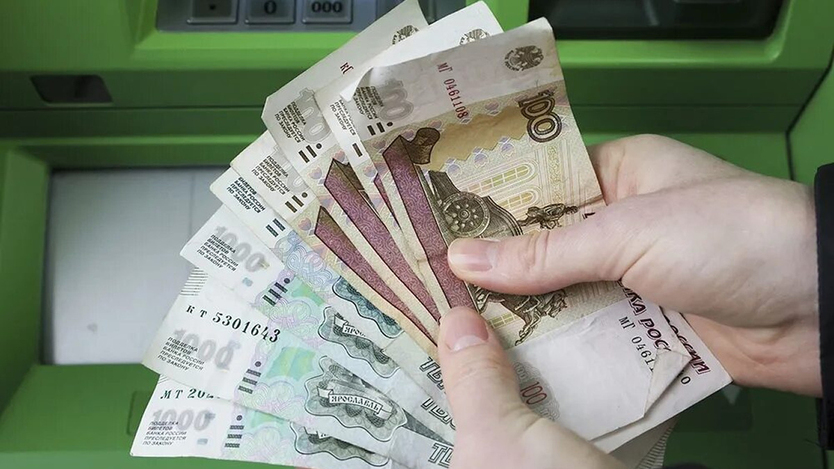 Наличные возвращаются: почему россияне всё чаще снимают деньги