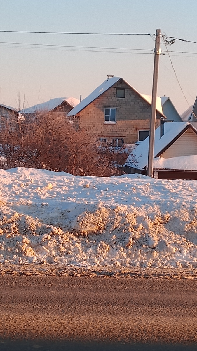Вид на городской дом с трассы
