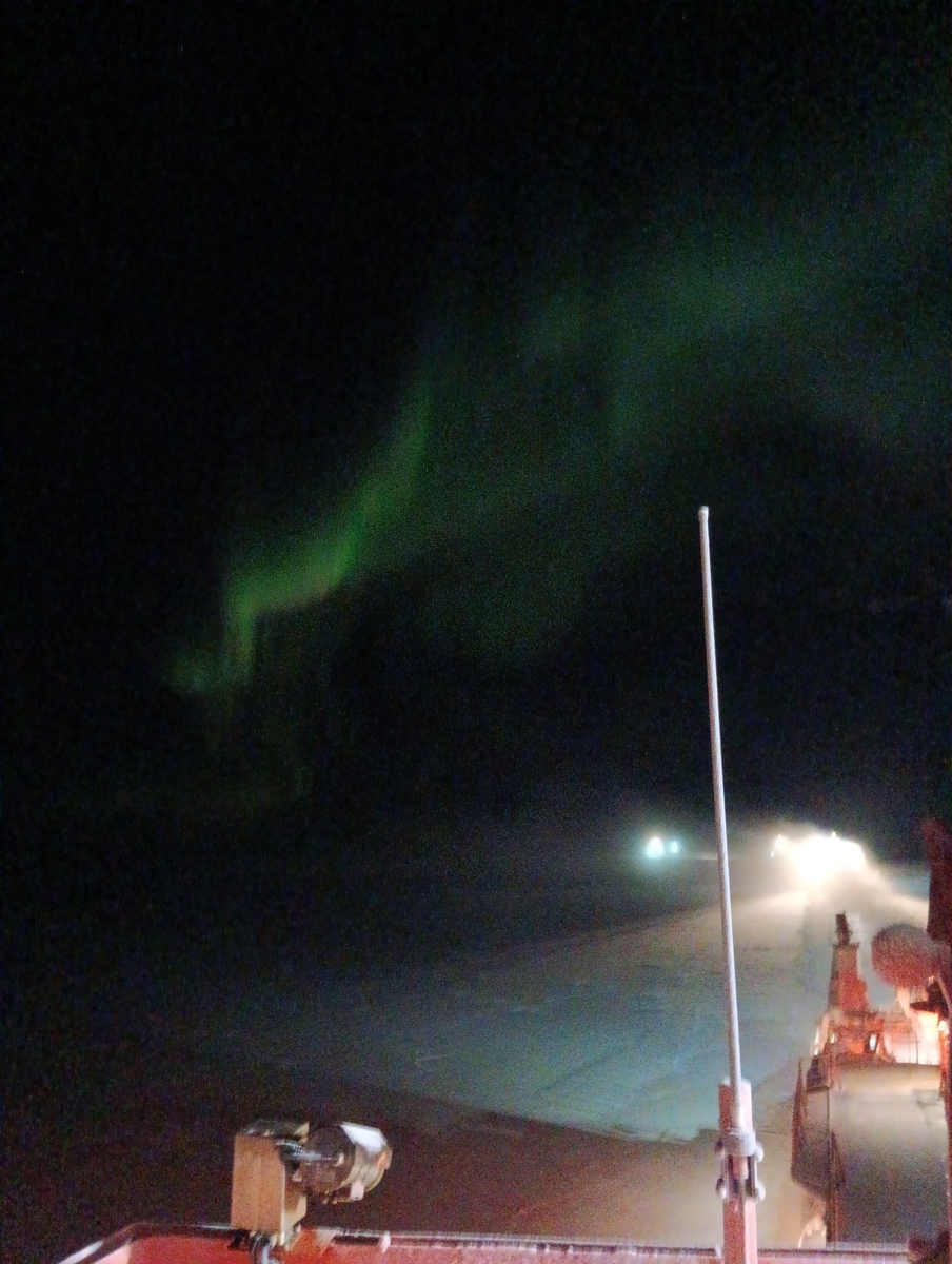 Проводка каравана под Северным сиянием