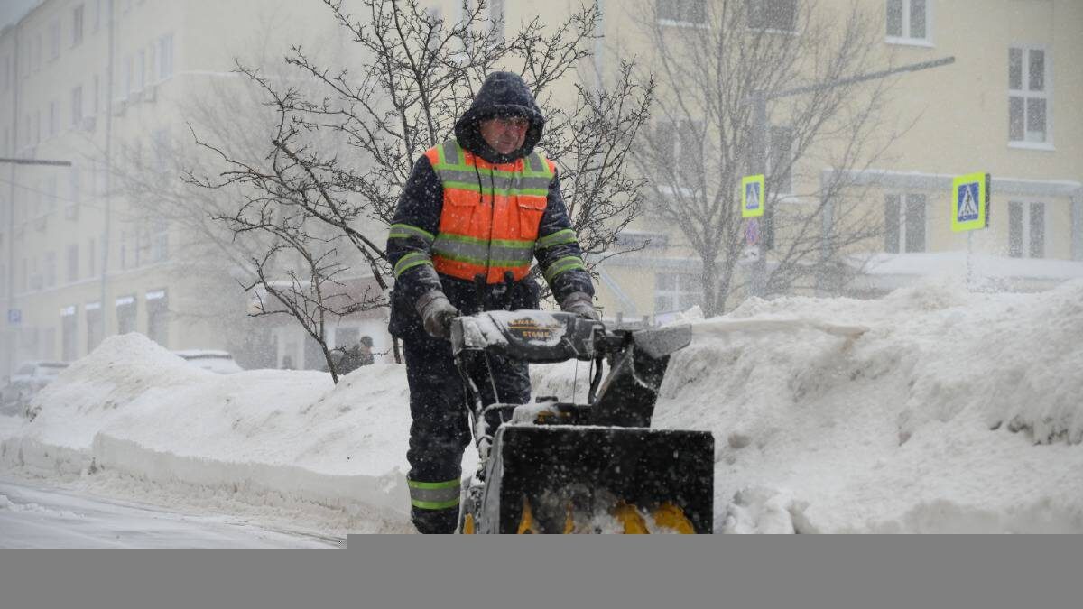   Сотрудник «Мосводостока» Николай Деменков проводит уборку снега с помощью роторной машины. Из снежного плена ему поручили вызволить тротуары на улице Доватора / Фото: Пелагия Замятина / Вечерняя Москва