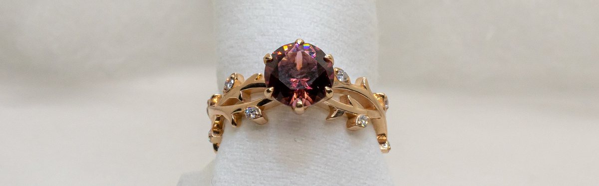 Золотое кольцо с гранатом и бриллиантами «Принцесса»