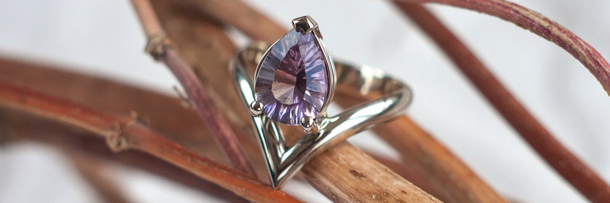 Золотое кольцо с аметистом «Галка»