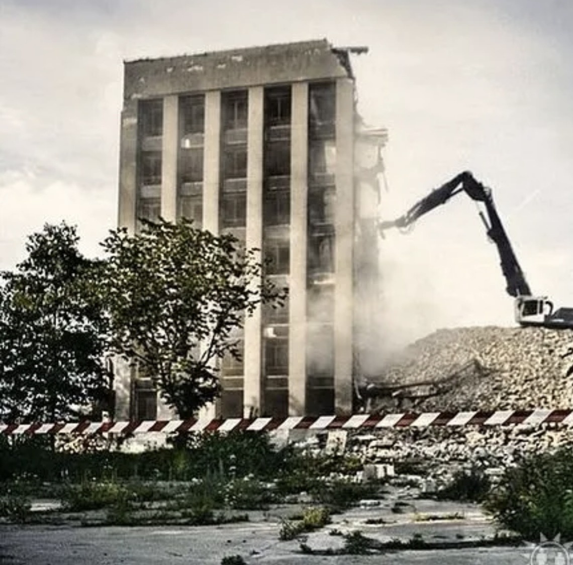 Учебный центр ВМФ в процессе уничтожения. Источник фото: https://m.ok.ru/group/51125418131481/photos?_aid=groupProfMenu