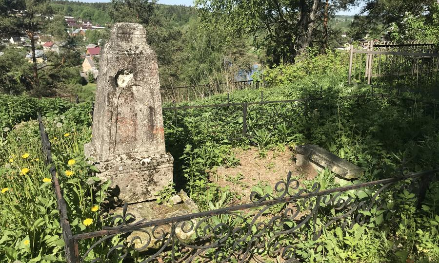 Надгробия которым 100 лет