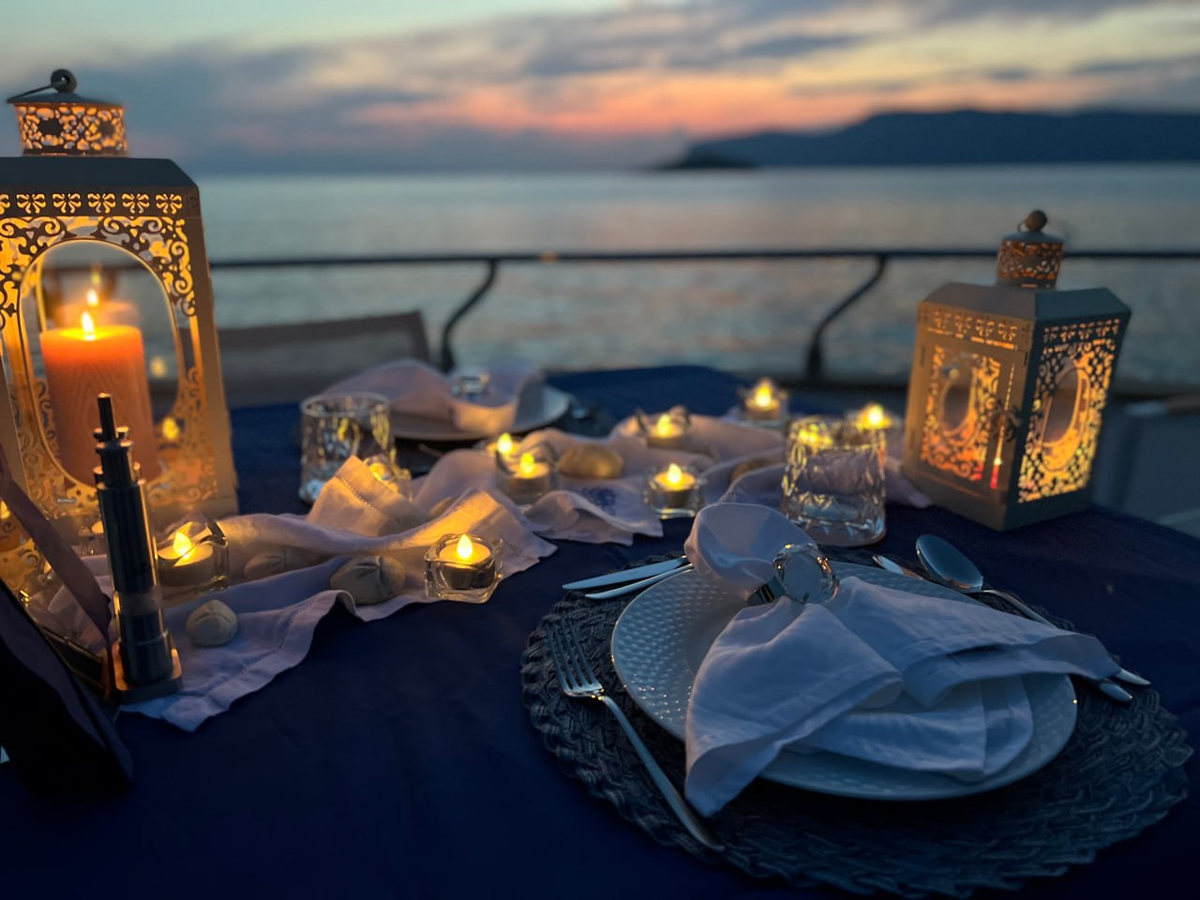 Один из вариантов "Идеальной" сервировки стола на яхте