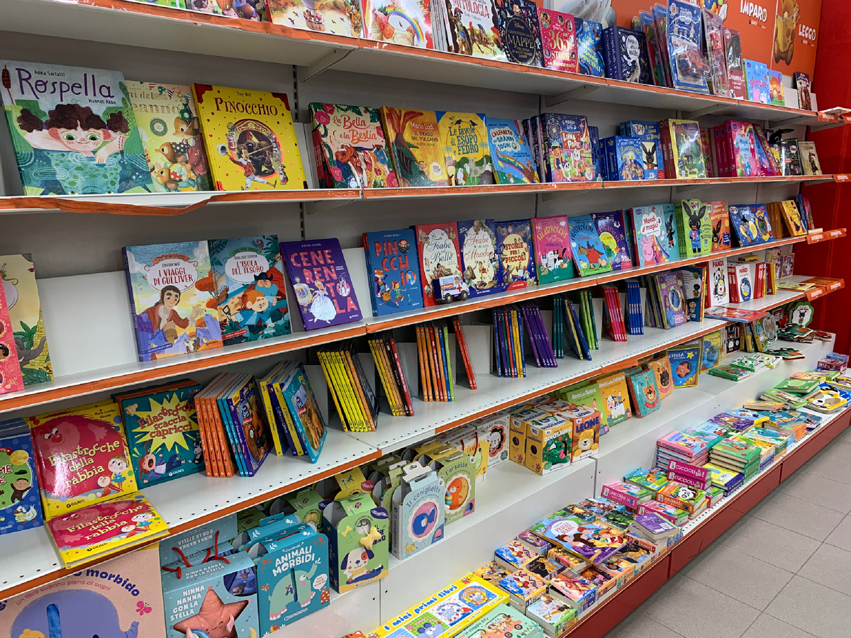 Книжная полка в детском супермаркете. Фото автора 
