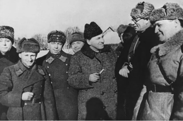 Награждение А. А. Власова вторым Орденом "Красное Знамя" в 1942 г. Изображение из открытых источников