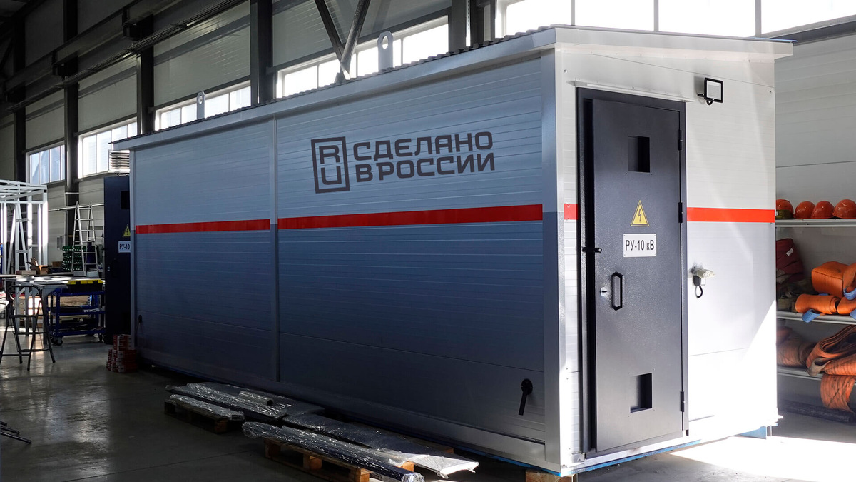    Подстанция изготовлена на производственной площадке ЗЭТЗ в Казани. Блочно-комплектное исполнение позволяет сократить сроки монтажа и ввода в эксплуатацию, а заводская сборка и испытания гарантируют стабильную работу оборудования в круглосуточном режиме. Источник фото: smart-zetz.ru.