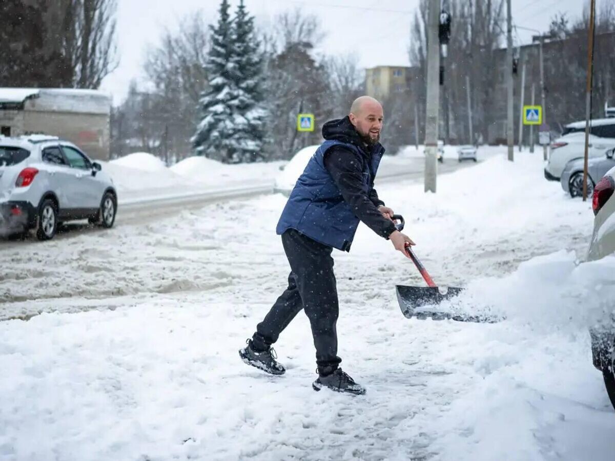    Мэр Курска Евгений Маслов принял участие в расчистке города от снега | © Фото : Евгений Маслов/Telegram