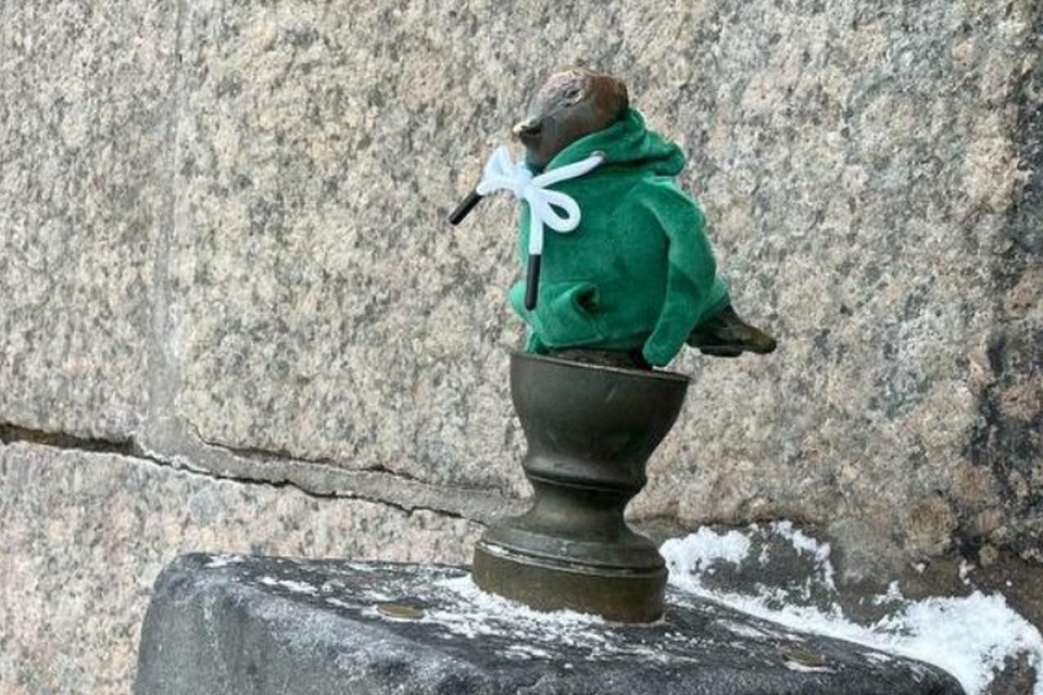    В Петербурге неизвестный согрел Чижика-Пыжика. Фото: tvspb.ru