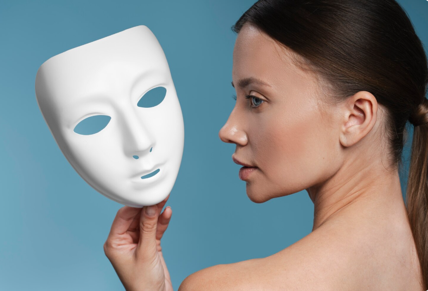 Мир требует быть “в порядке” и в ресурсе, но именно вера в собственную нормальность отдаляет от себя, лишает фантазии и делает терапевта опасным, если он перестаёт сомневаться в себе.