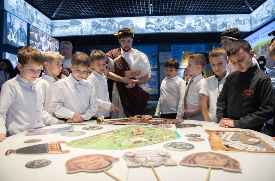    Первыми гостями стали ученики 2В класса Инженерной школы. Фото: sev.gov.ru