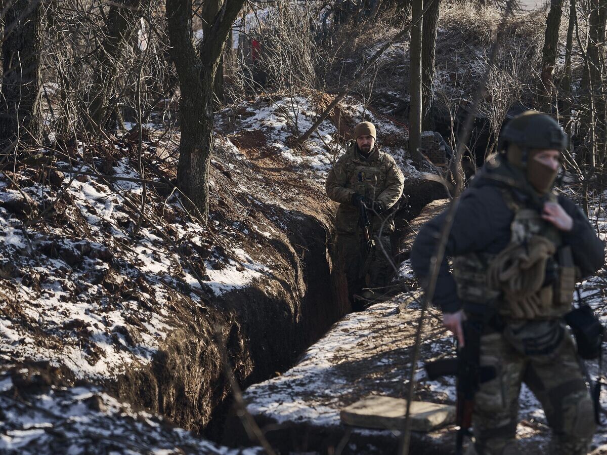    Украинские военнослужащие | © AP Photo / LIBKOS