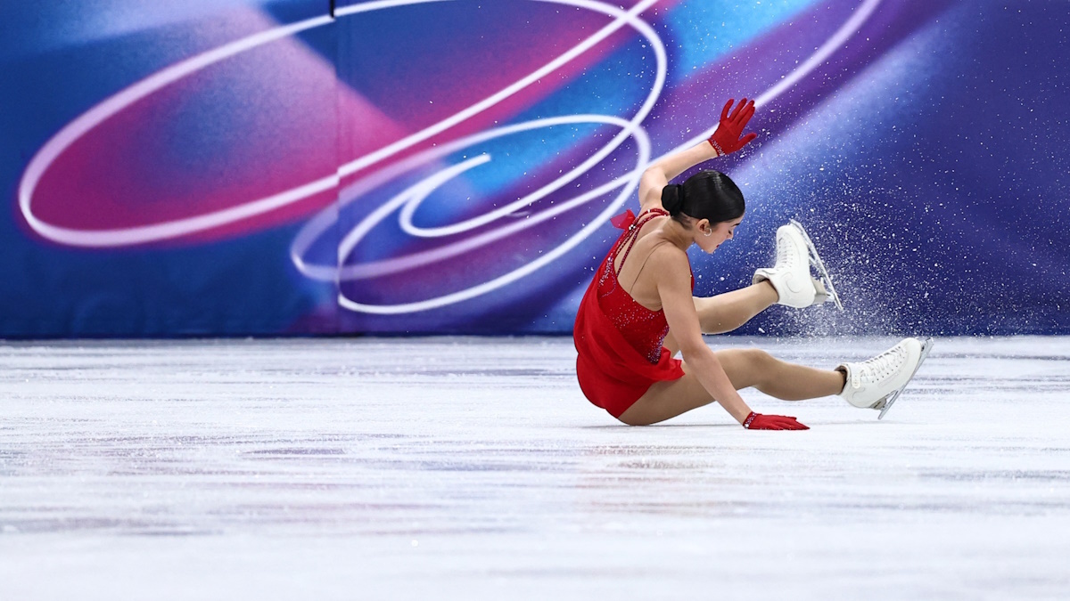    Падение Аделии Петросян с четверного тулупа на Олимпиаде-2026 в Милане. Фото: REUTERS