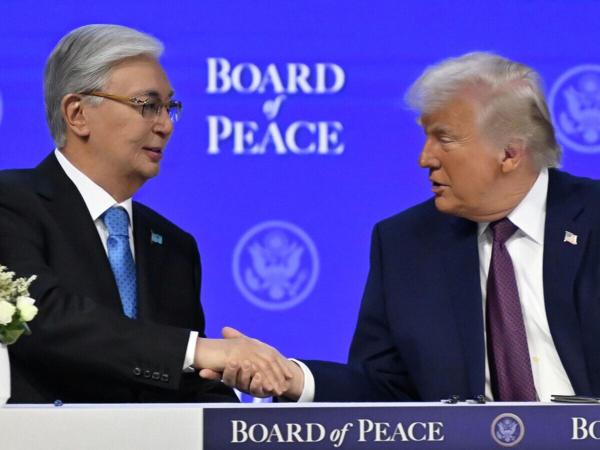    Президент Казахстана Касым-Жомарт Токаев и президент США Дональд Трамп на церемонии подписания Устава "Совета мира" в Давосе | © РИА Новости / Пресс-служба президента Республики Казахстан