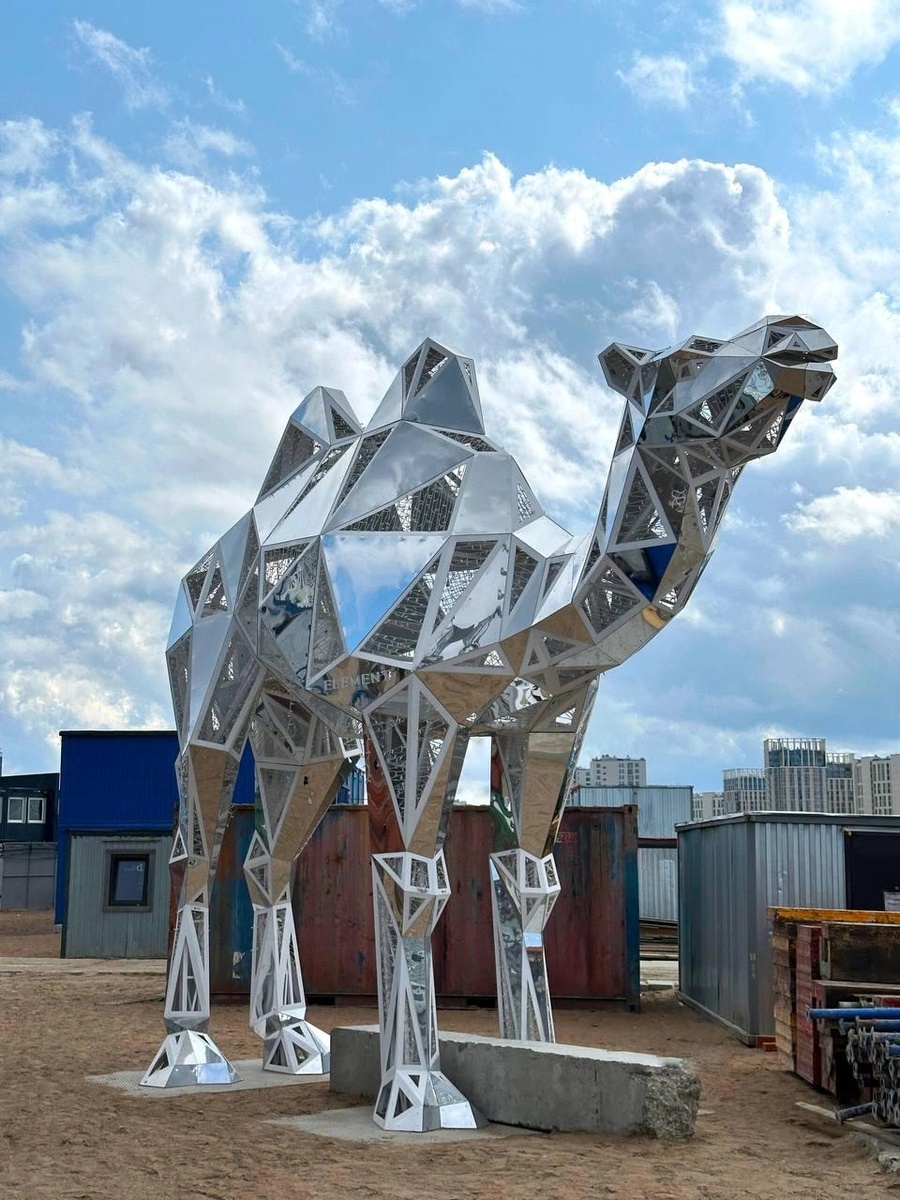 Стеклянный верблюд на строительной площадке ELEMENT