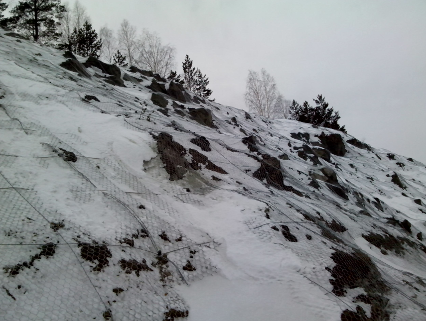 Двуосное полотно сетки Стилгрид® BO150 на склоне