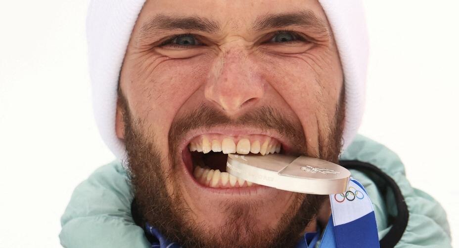    Российский ски-альпинист Никита Филиппов пробует серебро на вкус. Фото: REUTERS/Christian Hartmann