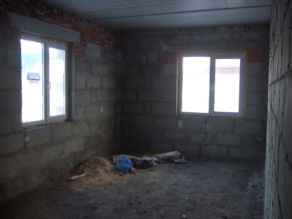 Кухня. За кучей мусора и опилок находится ход в подпол