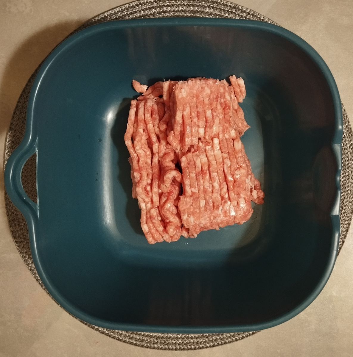 Фарш 400 грамм. ЗДЕСЬ и далее фото автора и(или) из личного архива автора, если не указано иначе.