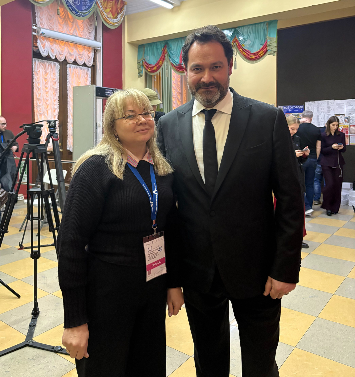 Журналист Елена Авсецына и российский оперный певец Ильдар Абдразаков.