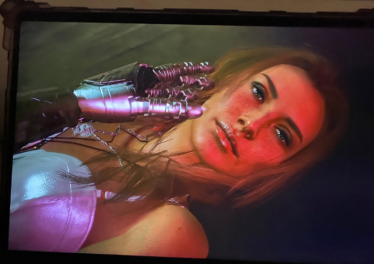 Игра в cyberpunk 2077 на MacbookPro 16 2019-го года (Intel). Что это макбук, видно по элементам защитного чехла UAG Plyo for macbook в верхней части картинки.   