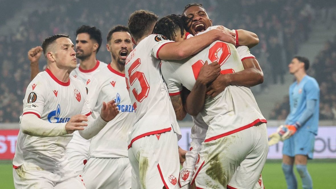    Футболисты «Црвены Звезды» празднуют гол в ворота «Лилля». AFP