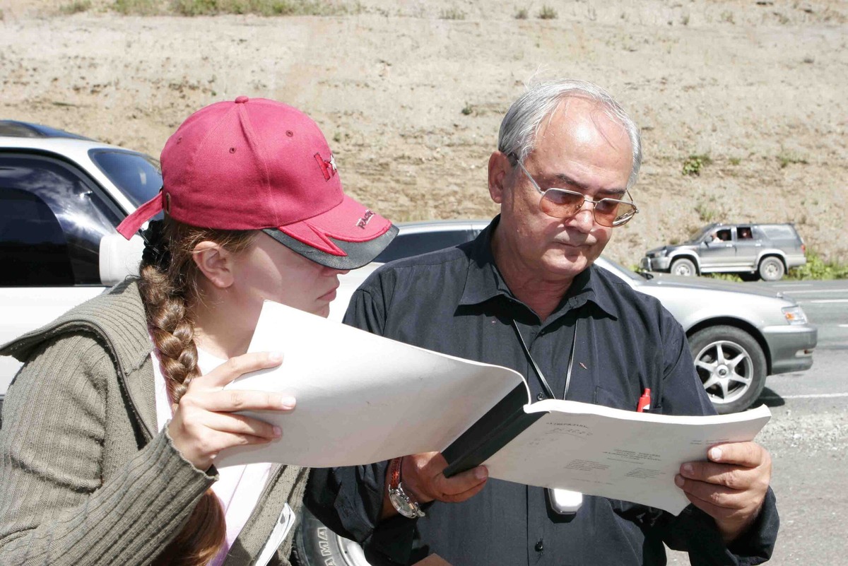 Всеволод Шиловский уточняет детали съёмки на Холмском перевале.