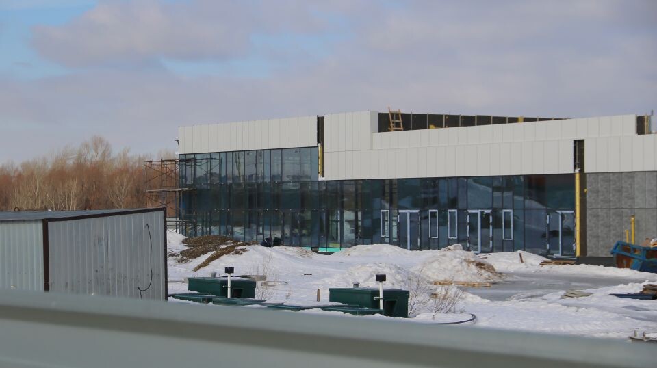    Строительство торговой деревни на Правобережном тракте, 23в в Барнауле. Февраль 2026 года. Источник: Виталий Барабаш/"Толк"