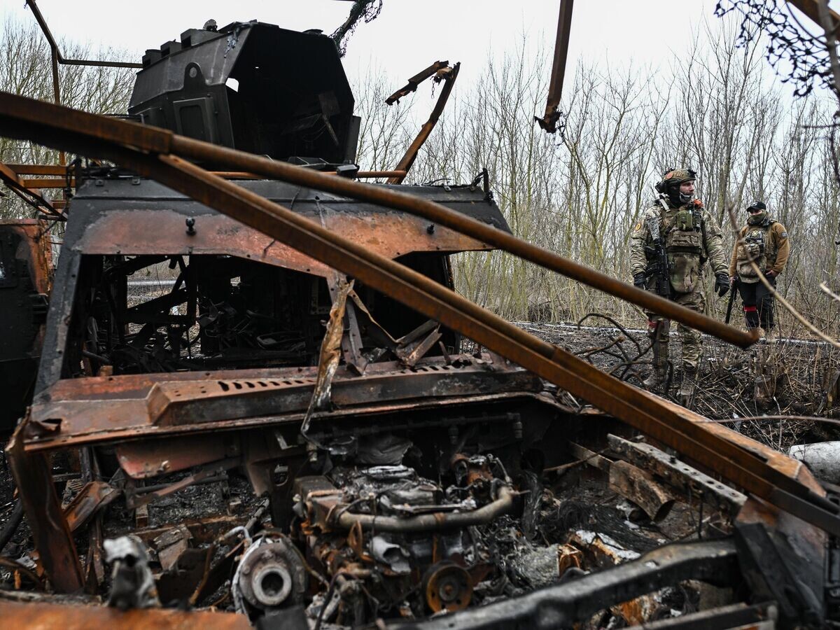    Военнослужащие ВС РФ возле подбитого бронеавтомобиля "Казак" в хуторе Бердин в Курской области | © РИА Новости / Сергей Бобылев