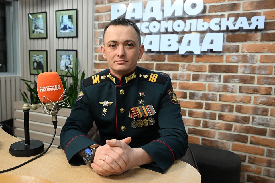    Сапер-Герой Юрий Мушенков прикрыл отход своих, а потом сам три дня выбирался из логова врага, вызывая огонь на себя и преодолевая минные поля, налеты дронов, обстрелы кассетными снарядами и психические атаки. Михаил ФРОЛОВ