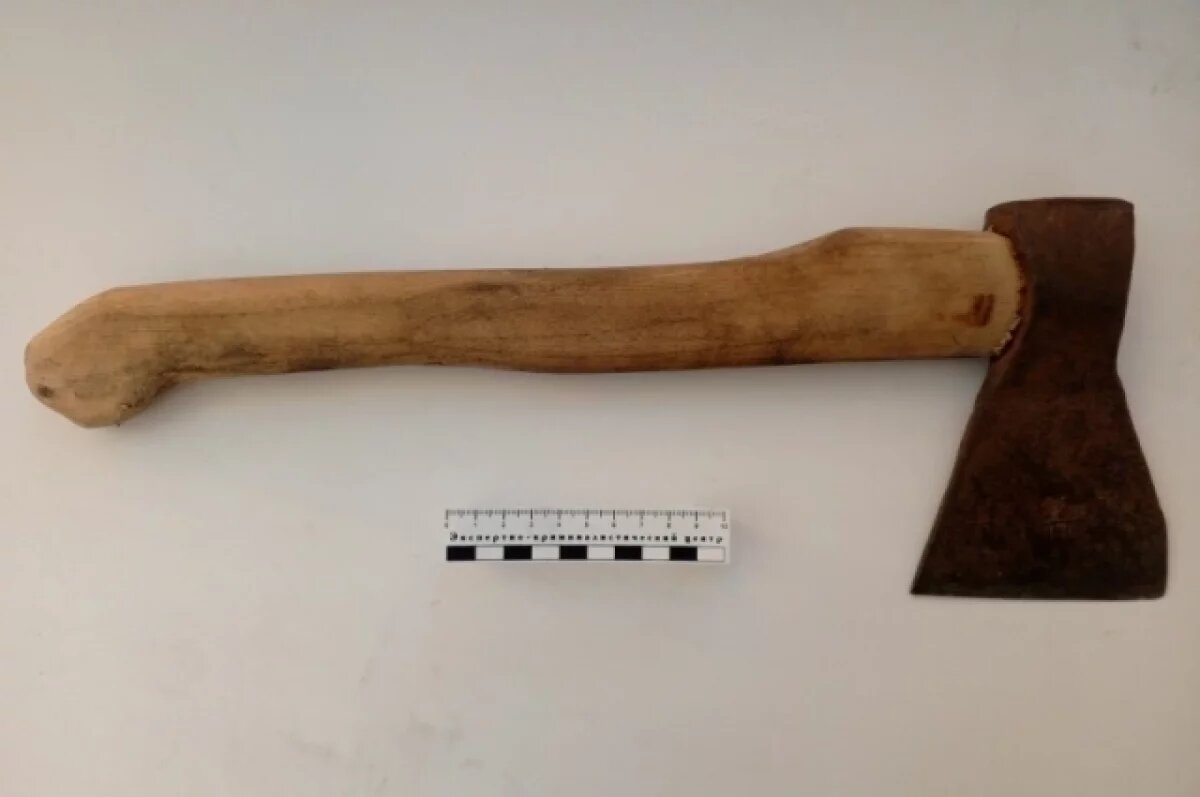    В Комсомольске‑на‑Амуре мужчина с топором угрожал убить знакомую