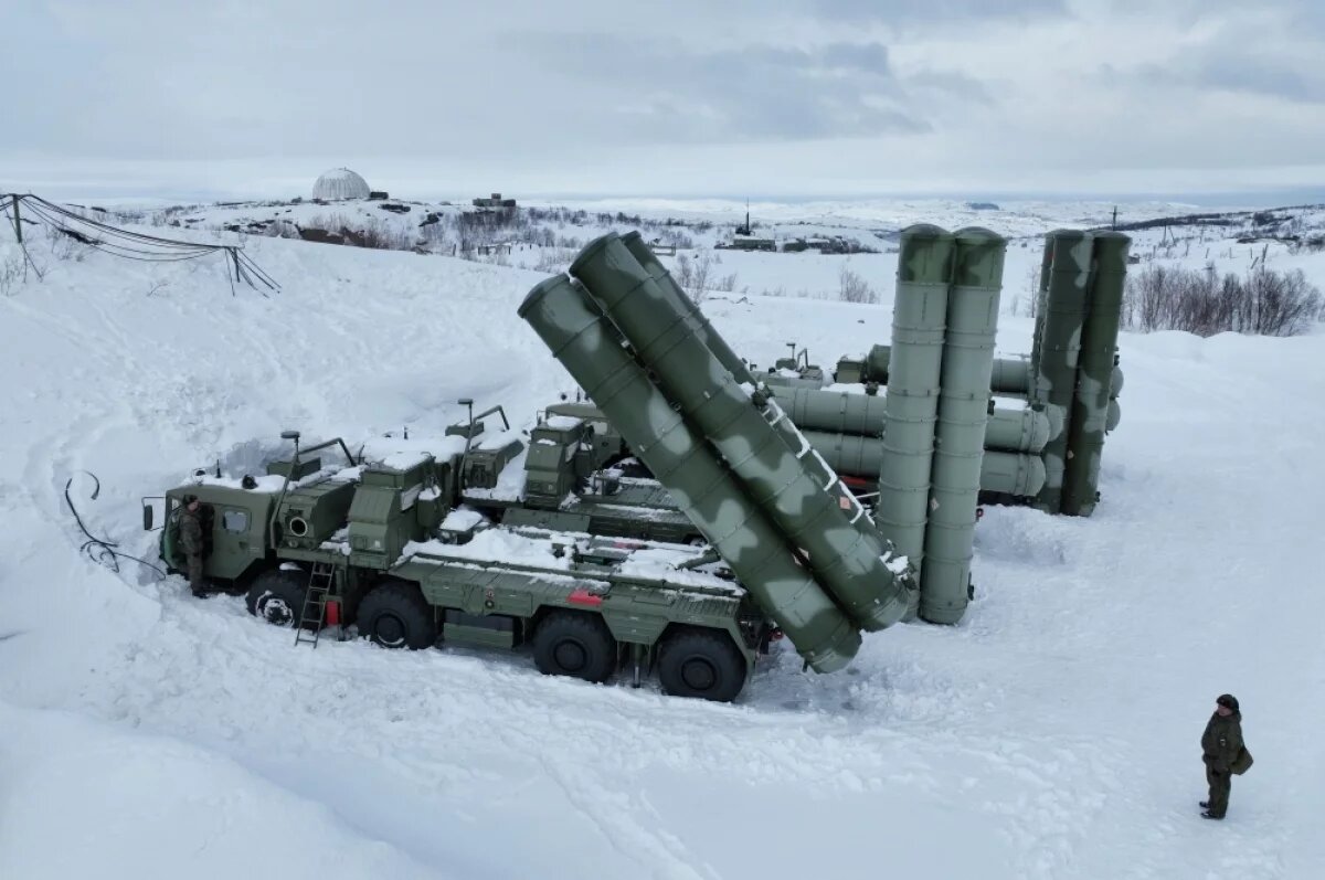    Две ракеты, созданные для пусковой установки зенитно-ракетного комплекса С-400, уничтожили укрытие техники ВСУ.