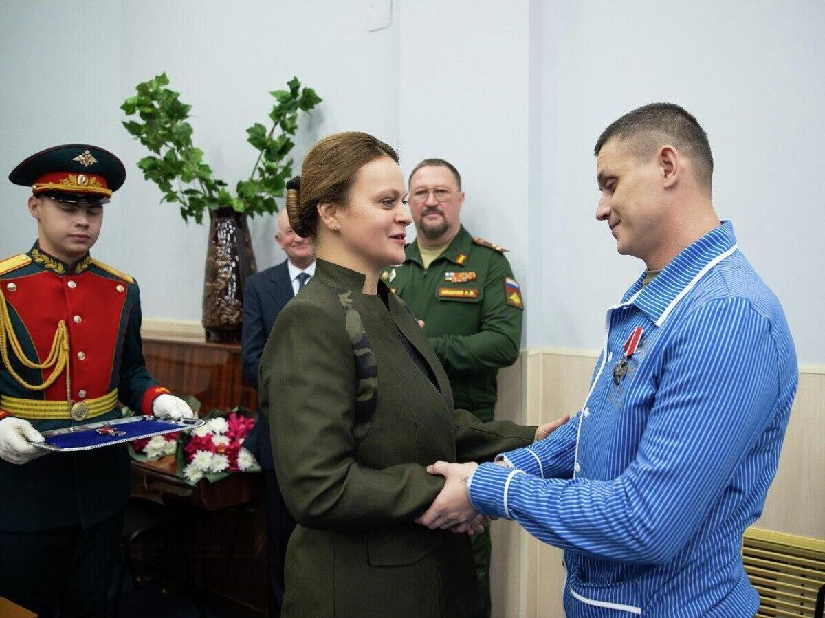    Статс-секретарь - замминистра обороны РФ Анна Цивилева вручила государственные награды участникам спецоперации | © Фото : Минобороны России/Telegram