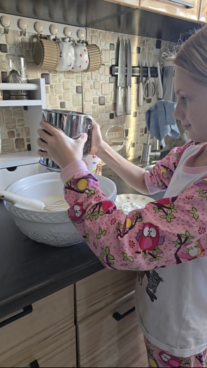 Все уже сама делает, умничка