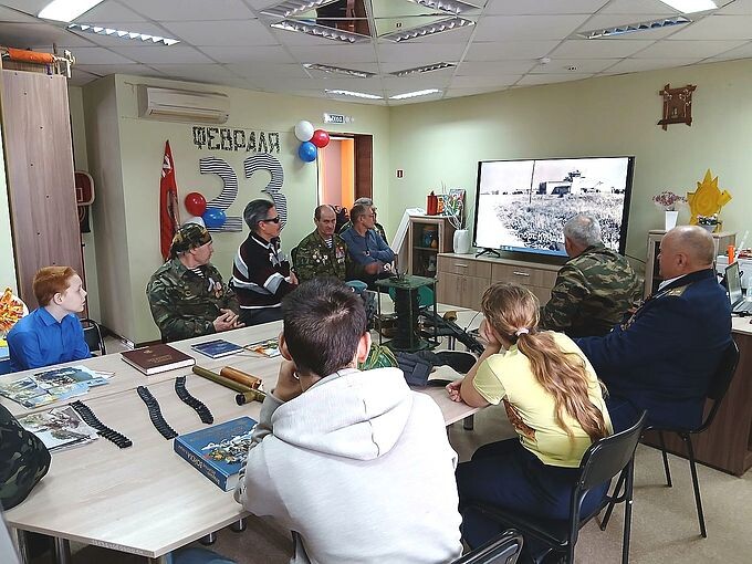Участники встречи смотрят фильм на большом экране