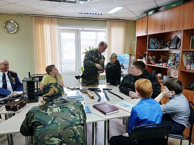 Лавриенко Сергей Анатольевич показывает детям автомат
