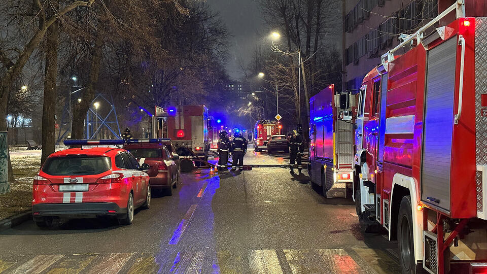     Мощный пожар на 500 кв. м произошел в автосервисе в Москве ИЗВЕСТИЯ/Бурьянов Никита