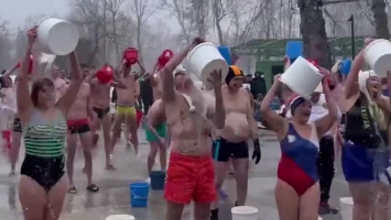     Массовое обливание ледяной водой в Изумрудном парке. Telegram-канал «Парк «Изумрудный»