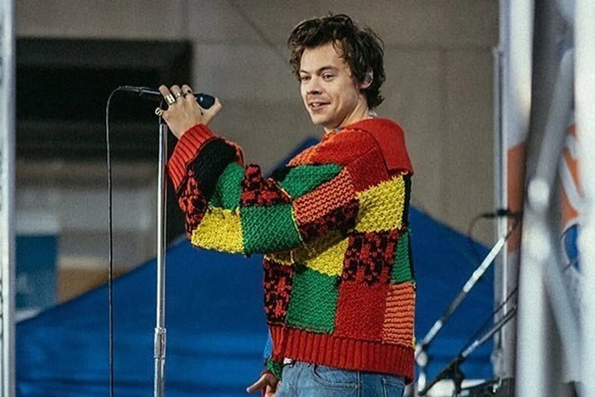 @jw_anderson, цветастый вязаный кардиган авторства дизайнера Джонатана Андерсона, в котором музыкант Гарри Стайлз выступал в феврале 2020 года